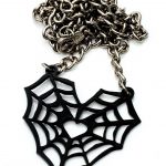 Collar corazon telaraña