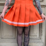 Pollera tablas naranja con linea blanca