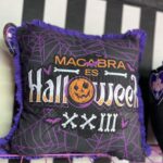 Almohadon halloween violeta