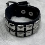 Muñequera Cuero Doble tacha