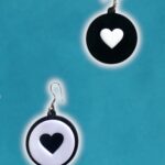 Aros acrilico corazon negro y blanco