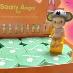 Sonny Angels Sentados