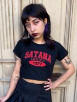 Remera Baby tee Satana estampada - Imagen 2