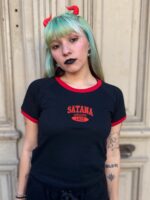 Remera Baby Tee Satana Bordada