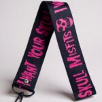 Llavero Misfits Negro y rosa